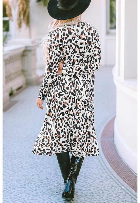 Lässiger Cardigan mit Leopardenmuster für Damen. Offenes Frontdesign mit zwei Taschen. Aus weichem, leichtem Stoff. Maxilänge für einen stylischen Look. Perfekt zum Kombinieren mit Ihren Herbst-Outfits. Material: 95 % Polyester, 5 % Elastan.