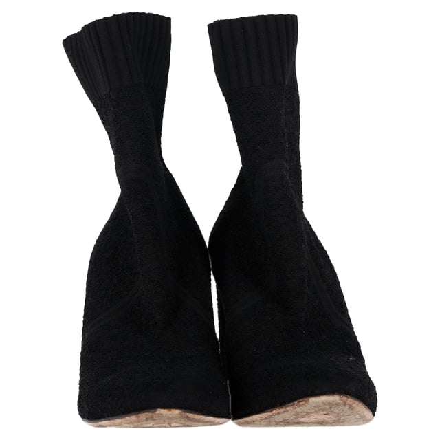 VINTAGE, RRP AS NEW
Elevate your footwear collection with the Gianvito Rossi Isa 85 Stretch Boucle Ankle Boots in Black Polyamide. These versatile ankle boots feature a stylish sock boot design crafted from bouclé-knit material, adding a touch of texture and sophistication to your look. The ribbed trims and round toe enhance the modern and sleek silhouette of the boots. Designed for easy wear, they feature a pull-on style. The interior is lined in leather for added comfort, while the leather sole provides durability and a luxurious finish. Made in Italy, these Gianvito Rossi ankle boots are a perfect blend of style and craftsmanship, ideal for adding a chic touch to any outfit.



Gianvito Rossi Isa 85 Stretch Boucle Ankle Boots in Black Polyamide
Condition: Very good
Signs of wear: Minor markings, Lightly used but very well maintained. Minor mark at soles & creasing, light scuffing at the soles and heels.
Packaging: None
Color: black
Material: polyamide
Size: EU38/US8
Measurements: Heel height: 90; Insole length: 270
SKU: NAPPUGBSH400505W