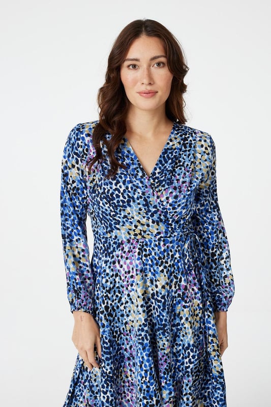 No wardrobe is complete without a bold ditsy print wrap front skater dress. With a deep v-neck, long sleeves, a tie detail waist and a knee length high low skirt. Style with strappy heels for a special occasion or pair with pointed courts for work.