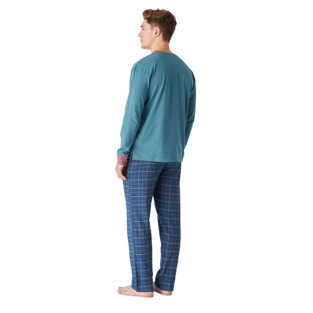 Eleva tu confort nocturno con nuestra pijama de algodón para caballero, diseñada para brindarte una experiencia de descanso inigualable.

La camiseta cuenta con mangas largas que ofrecen calidez y comodidad, ideales para las noches frescas.

El pantalón incluye prácticos bolsillos laterales, perfectos para llevar pequeños objetos, y una cintura elástica regulable con cordón que asegura un ajuste personalizado y cómodo.

Confeccionada en suave algodón, esta pijama combina funcionalidad y estilo, convirtiéndola en la opción perfecta para tus momentos de relax en casa. 

Disfruta de una noche de descanso reparador y despierta renovado cada mañana. ¡Haz de tu rutina nocturna un verdadero placer!
 Composición: Camiseta: 100% Algodón, Pantalón: 100% Algodón
 Cuidados:
- Lavar en máquina máx 30ºC.
- Centrifugado corto.
- No usar secadora.
- Planchar máx 110ºC.