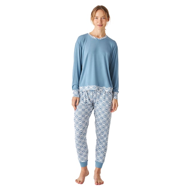 Pijama de mujer de manga larga con un diseño elegante y cómodo, ideal para descansar o relajarse en casa.

Su diseño moderno y sofisticado se adapta perfectamente a la figura femenina, realzando la silueta con un estilo chic y relajado.

El conjunto incluye una parte superior de manga larga con un elegante cuello redondo, diseñada para brindar comodidad y estilo.

El pantalón largo, con un atractivo estampado, tiene un ajuste holgado con puños elásticos, dos prácticos bolsillos laterales y una cintura elástica ajustable mediante cordones, asegurando un ajuste cómodo y funcional.

Esta pijama está diseñada para brindar máxima comodidad durante el descanso.

Confeccionada en materiales ligeros y suaves, es perfecta para cualquier época del año.
 Composición: Camiseta: 95% Modal, 5% Elastano; Pantalón: 95% Modal, 5% Elastano
 Cuidados:
-Lavado a máquina en frío y en ciclo suave para evitar el desgaste de las fibras.
-No usar lejía o blanqueadores
-Secar al aire libre o en secadora a baja temperatura para evitar que se encoja o pierda su forma.
-Planchar a temperaturas bajas.