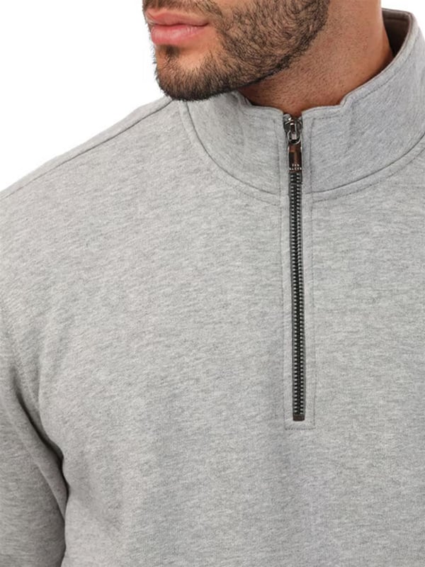 Upgrade je casual garderobe met de Ted Baker Kilburn Half Zip Sweatshirt voor heren in grijs. Met een stijlvolle hoge hals en halve rits voor gemakkelijke draagbaarheid biedt deze trui zowel comfort als een strakke uitstraling. Voorzien van geribbelde boorden en zoom voor een perfecte pasvorm, terwijl het kenmerkende Magnolia-accent een verfijnde touch geeft. Gemaakt van 100% katoen, is dit regular-fit kledingstuk perfect voor dagelijks comfort en stijl