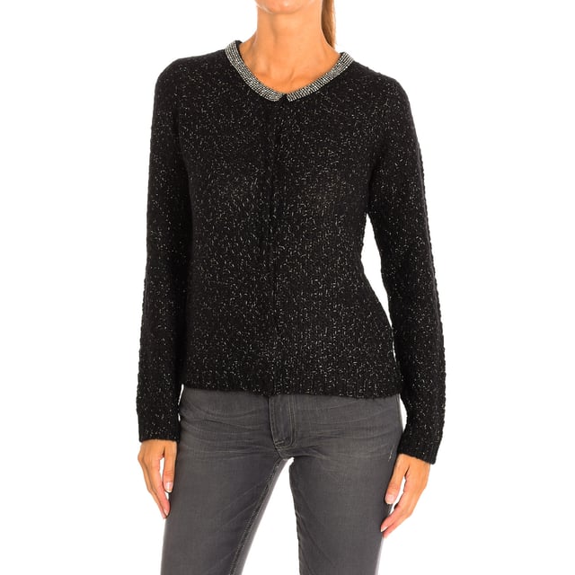 Knitted Sweater Le temps des Cerises.
 Color Black
 Suitable for cold weather, casual for every day.
 Round neck and long sleeve.
 Main snap button closure.
 Details in silver.
 Seams seen in tone.

 Composition: 68% Acrylic, 15% Polyamide, 2% Metallic fiber.

 -Machine wash at a maximum temperature of 30º.
 -Do not use a dryer.
 -Do not use bleach.
 -Iron temperature max. 110º.
 -Do not dry clean.
 Composition: 68% Acrylic, 15% Polyamide, 2% Metallic fiber.
 Care:
- Machine wash at a maximum temperature of 30º.
 - Do not use a dryer.
 - Do not use bleach.
 - Iron max. temperature 110º.
 - Do not dry clean.