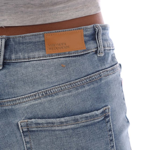 Womens Vero Moda Flash Mid Rise Flared Jeans in light blue denim.- 5-pocket construction. - Zip fly and button fastening. - Mid rise.- Flared fit.- Short inside leg length approx. 30 inch  Regular inside leg length approx. 32 inch  Long inside leg length approx. 34 inch.- 69% Cotton  20% Recycled cotton  9% Elastomultiester  2% Elastane.  Machine washable.- Ref: 10302479Measurements are intended for guidance only.