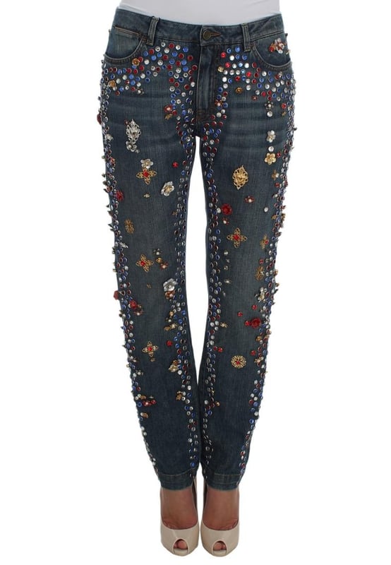 Marca: Dolce & Gabbana.
  Estilo: Boyfriend fit.
  Color: Azul claro lavado.
  Material: 68 % algodon 10 % laton 10 % cristal 10 % plastico 2 % elastano.
  Fly: Bragueta con cremallera y cierre de boton.
  Cristal: Multicolor.
  Coleccion: Sicilia encanta.
