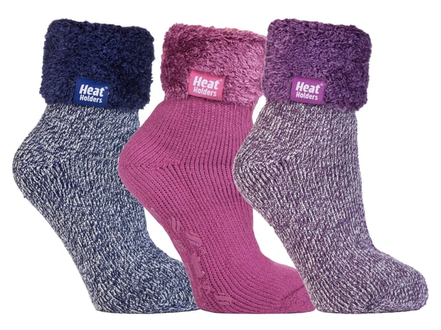 Die gleiche Gemütlichkeit und Wärme wie die ursprüngliche Heat Holders Thermosocke, aber in einer kürzeren Knöchellänge mit gemütlichen Umschlagbündchen. Diese Socken sind ideal zum Faulenzen zu Hause, und wenn Sie sich nicht entscheiden können, welche Sie wollen, keine Sorge, es gibt ein 3er-Paar! Sie enthalten auch einen rutschfesten Gripper an der Unterseite für maximalen Halt auf Holz- oder Fliesenböden in Innenräumen. Eingewickelt in ein hübsches Band mit der Aufschrift "Just for you" sind diese Lounge-Socken ein tolles Geschenk, ob zu Weihnachten oder einem anderen Anlass. Die Heat Holders sind dick, klobig und haben eine Tog-Einstufung von 2,34. Sie werden aus einem speziell entwickelten schweren Garn hergestellt, das extreme thermische Eigenschaften hat. Mit ihrer langflorigen Polsterung tragen diese Thermosocken dazu bei, dass sich die Füße rundum wohl fühlen und unterstützt werden. Die Innenseite jeder Socke ist intensiv gebürstet, was sich nicht nur sensationell weich anfühlt, sondern auch die warme Luft nahe an der Haut einschließt und die Füße länger warm hält, selbst an den kältesten Tagen. Jedes 3er-Pack kommt mit 3 verschiedenen Farben, ist für Damen in Einheitsgröße und besteht aus 58% Acryl, 36% Polyester, 5% Nylon und 1% Elastan. Sie sind außerdem bei 40° in der Maschine waschbar. Nicht im Trockner trocknen.