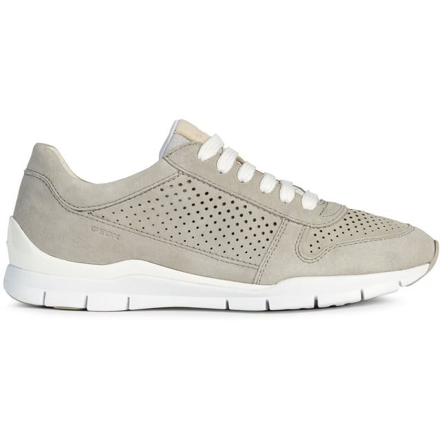 Dieser Sneaker, der sich an der Ästhetik von Laufschuhen orientiert, lässt sich vielseitig stylen und passt gut zu lässigen Alltagslooks. Der federleichte und bequeme Schuh wurde aus Wildleder gefertigt und mit einer kontrastierenden Laufsohle versehen.
