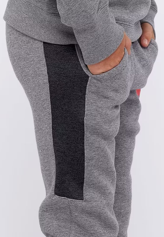 Nike Air Jongens NSW Trainingspak.  
Geborsteld fleece materiaal biedt een zachte, comfortabele feel.  
Grote kleurblokken op de mouwen, rug, taille van de joggers en bovenbenen creëren een gedurfde contrast.  
Volledige rits aan de voorkant voor eenvoudig aan- en uittrekken.  
Voorkant met ritszakken in de hoodie voor veilige opbergruimte.  
2 zijzakken en 1 achterzak in de joggers.  
Jersey-voering in de capuchon biedt extra bescherming.  
Volledige rits aan de voorkant voor eenvoudig aan- en uittrekken. Een kinbeschermer helpt ongemak te voorkomen.  
Maatvoering: X-Small (6-7 jaar), Small (8-10 jaar), Medium (10-12 jaar), Large (12-13 jaar), X-Large (13-15 jaar)