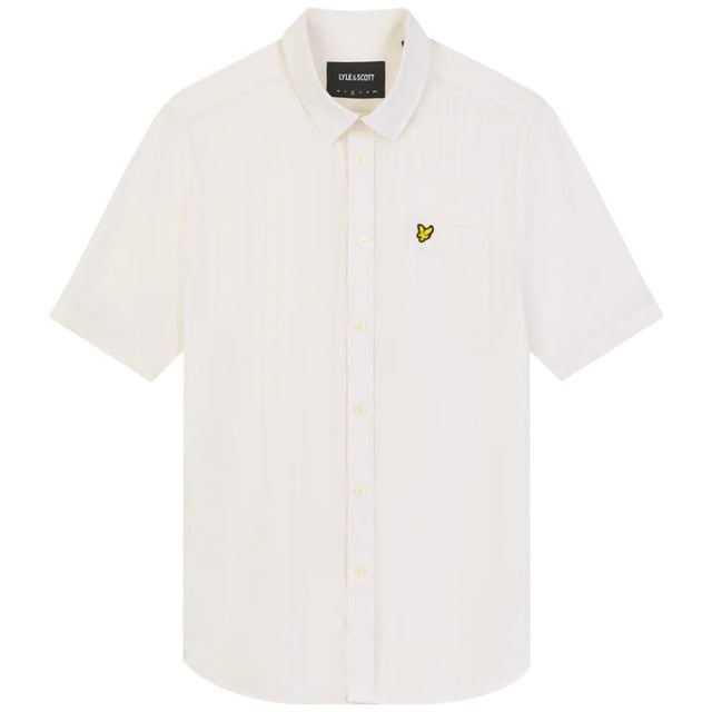 Deze tijdloze Lyle &amp; Het Scott-overhemd is essentieel voor elke garderobe. Dit kledingstuk is gemaakt van duurzaam, zacht linnen en heeft een logo-ontwerp op de borst voor een klassieke afwerking. Verhoog je stijl met deze tijdloze klassieker! Lyle &amp; Scott cremekleurig overhemd, gemaakt in Turkije, 77% katoen, 23% linnen, merklogo op de borst, kraag met kraag. Normale pasvorm, maat valt normaal, merkbadge linksvoor op de borst. Stijl: SW2008V X157