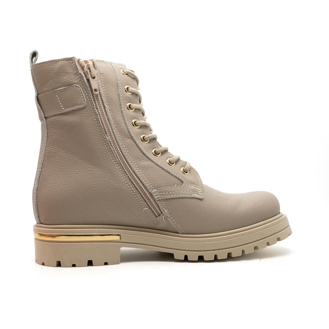 Color: Beige 412 Corte: Piel Interior: Piel Suela: Goma Cierre: Cremallera y cordones Detalles Logo de la marca dorado y acabado en el talón Ajuste: Regular Ocasión: Tiempo libre