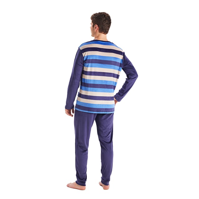 Descubre el confort y la elegancia del pijama para caballero de Munich.

Diseñado en lujoso terciopelo, este pijama hombre invierno es perfecto para disfrutar de las noches frías con un toque de sofisticación. Su suave textura proporciona una calidez excepcional, ideal para relajarte en casa.

El conjunto incluye una camiseta de manga larga que destaca por su diseño moderno, adornada con gráficos de la marca.

Por otro lado, los pantalones cuentan con una cintura elástica ajustable que garantiza un ajuste perfecto y libertad de movimiento. Además, están diseñados con prácticos bolsillos laterales, ideales para llevar tus objetos esenciales mientras disfrutas de momentos de relajación.

Las costuras vistas a tono añaden un detalle sutil pero elegante.

Añade un toque de lujo a tus noches con este pijama de terciopelo que redefine la relajación.
 Composición: Camiseta: 95% Poliéster, 5% Elastano; Pantalón:  95% Poliéster, 5% Elastano.
 Cuidados:
-Lavar en un ciclo suave.
-Siempre usar agua fría o tibia. 
-No usar secadora. Es mejor secarlo al aire. 
-Si es necesario, planchar a temperaturas bajas.
-No usar blanqueadores.