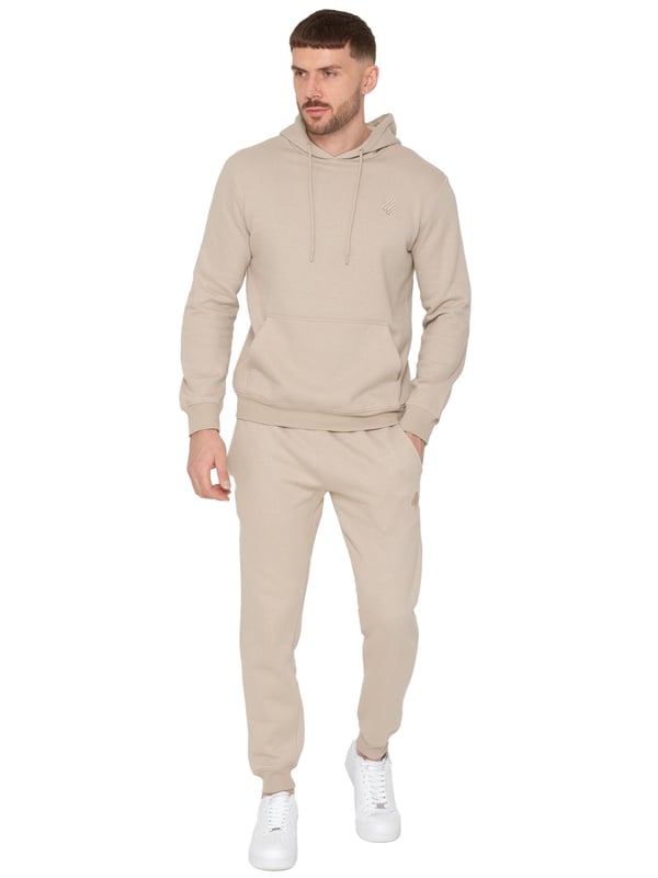 Refresca tu guardarropa casual con el Conjunto Enzo Pullover para Hombre. Este elegante conjunto combina una sudadera de mezcla suave de algodón y poliéster con puños acanalados, capucha con cordón y bolsillos canguro para mayor comodidad. El logo bordado de Enzo añade un toque de moda. Combinado con joggers de corte ajustado que cuentan con cintura elástica, logo bordado y forro de felpa, este conjunto ofrece tanto confort como estilo, perfecto para el uso diario