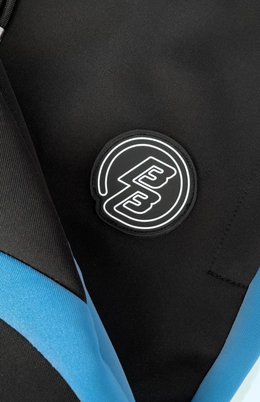 100 % Polyester Normale Passform Zwei Markenpatches auf der Vorderseite Zwei Fronttaschen Mit sportlichen Streifen verziert Kombinierbar mit JR. COMPOUND TRACKTOP 
