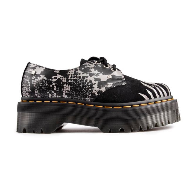 Dr Martens 1461 Quad es un llamativo zapato de mujer con una llamativa parte superior de piel mixta con estampado animal. una suela gruesa y costuras amarillas. lo que les da una verdadera ventaja Doc Martens. Con la famosa suela AirWair con cámara de aire. trabilla en el talón y ribete Goodyear para mayor durabilidad. Estas botas destacan entre la multitud con el legendario estilo Docs con un toque de estilo rock 'n' roll alternativo.