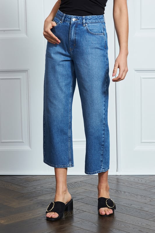 REASONS TO BUY: 

This season's coolest denim cut
Go-with-everything mid-blue wash
They're comfy and cool
Wear them off-duty or take them out-out
Dress up with a bandeau, evening bag and sandals
Keep it casual with a tee and white trainers

Inside leg to fit: Short 29" | Regular 31" | Long 33"