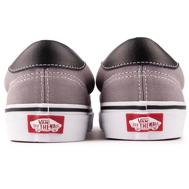 Vans Era 59 Entrenadores Estas zapatillas grises Vans Era 59 son un verdadero clásico del skate y cuentan con la suela tipo gofre original de Vans. Etiqueta lateral con el logo y aspecto Old Skool. Una actualizada. Diseño atemporal que nunca pasa de moda. Con detalles en contraste en el talón y la lengüeta.