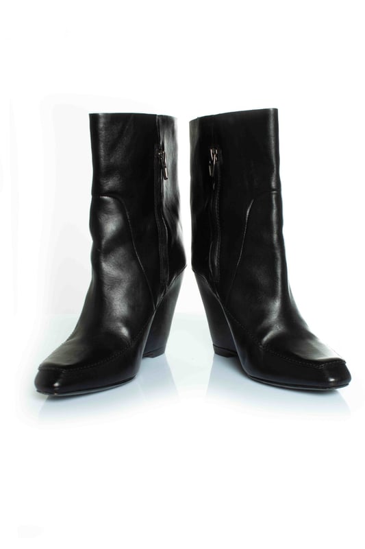 VINTAGE, RRP AS NEW
Alexander Wang, hidden platform ankle boots in black. The item is in very good condition.  CONDITION: very good condition

SIZE: 38

INSOLE MEASUREMENTS: 25 cm

HEEL MEASUREMENTS: 10 cm PLATFORM: 1 cm

SHAFT HEIGHT: 15 cm WIDTH TOP: 15 cm

MATERIAL: leather

COLOUR: blackMeasurments:
