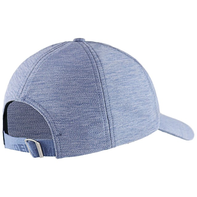 De Under Armour Women's Heathered Blue Cap is een stijlvol en praktisch accessoire dat mode combineert met functionaliteit. Of je nu traint, boodschappen doet of gewoon van de buitenlucht geniet, deze pet is ontworpen om je comfortabel te houden en er goed uit te zien. Dit zijn de belangrijkste kenmerken:

 Verwarmd blauw ontwerp:  De pet heeft een heathered blauwe kleur, die een trendy en getextureerde uitstraling toevoegt aan je outfit.

 Comfortabele pasvorm: De pet is gemaakt van zachte en ademende materialen en biedt een comfortabele pasvorm die voor luchtstroom zorgt en ongemak tijdens warm weer of fysieke activiteiten minimaliseert.

 Vochtafvoerende technologie: De vochtafvoerende technologie van Under Armour helpt zweet van je huid weg te houden, zodat je droog en comfortabel blijft, zelfs tijdens actieve bezigheden.

 Verstelbare sluiting: De pet heeft meestal een verstelbare band of sluiting aan de achterkant, zodat je de pasvorm kunt aanpassen aan je hoofdmaat en comfort.

 Voorgebogen vizier: Het voorgebogen vizier biedt extra bescherming tegen de zon en beschermt je ogen tegen schittering, waardoor het ideaal is voor buitenactiviteiten.

 Under Armour-logo: Het Under Armour-logo staat vaak op de pet en symboliseert kwaliteit en prestaties.

 Veelzijdige stijl: Het klassieke ontwerp van deze pet is veelzijdig en past bij verschillende outfits, waardoor hij geschikt is voor zowel sport als vrijetijdskleding.

 Constructie van kwaliteit: Under Armour staat bekend om zijn sportkleding van hoge kwaliteit, waardoor deze pet duurzaam is en bestand tegen regelmatig gebruik.

 Bescherming voor buiten: Of je nu gaat wandelen, genieten van een dagje op het strand of gaat hardlopen, deze pet biedt essentiële bescherming tegen de zon en helpt je koel te blijven.