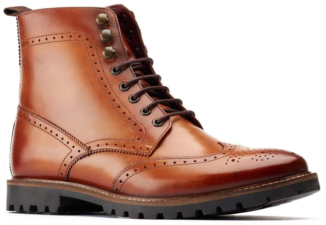 Base London Boone Boot Herren Wenn Sie auf der Suche nach einem stilvollen Stiefel sind, der nicht nur Tapferkeit ausstrahlt, sondern auch Ihre eigene unerschütterliche Männlichkeit widerspiegelt, dann ist der Base London Boone Stiefel mit Brogue-Details genau das Richtige für Sie.
- Schwere Stollensohle- Brogue-Details- Schnürhaken- Zuglasche aus Leder