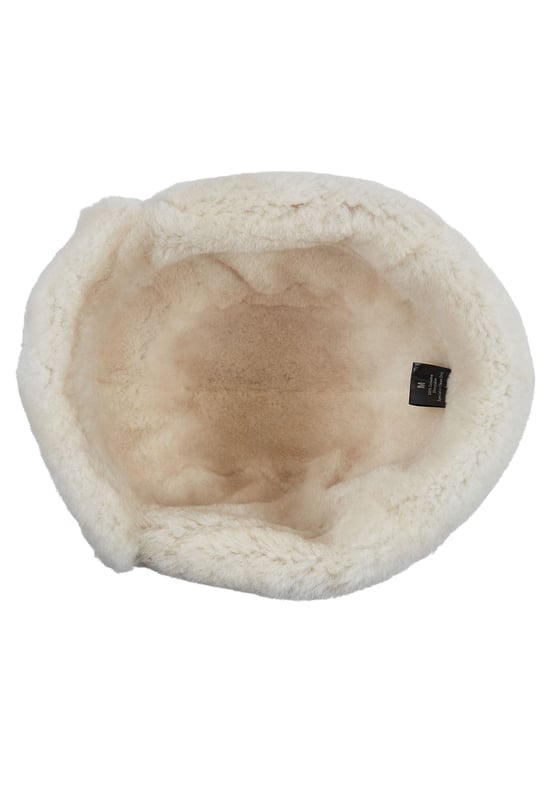 Manténgase cómodo y con estilo con este gorro de aviador de piel de oveja B-55 de la RAF para hombre. Fabricado con piel de oveja auténtica con un suave forro de piel de oveja, ofrece una excelente calidez y comodidad en climas fríos. Diseñado con orejeras y una correa de barbilla segura, este gorro es perfecto para aventuras al aire libre o para uso diario en invierno. Su clásico acabado de cuero negro le aporta un aspecto atemporal y resistente. Características principales: Piel de oveja auténtica con forro de piel de oveja suave Estilo clásico de aviador con acabado negro Orejeras para mayor calidez y protección Correa de barbilla ajustable para un ajuste seguro Ideal para actividades al aire libre en climas fríos y uso diario