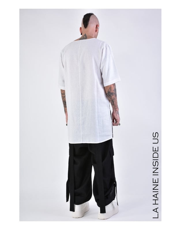 Dieser lockere Schnitt sorgt dafür, dass unsere Kleidung ideal für jede Gelegenheit ist, bietet Bewegungsfreiheit und Tragekomfort den ganzen Tag über.

Der runde Ausschnitt verleiht klassischen Charme und Eleganz, perfekt kombinierbar mit verschiedenen Accessoires wie Halsketten oder Schals.

Der längere Schnitt fügt nicht nur Stil hinzu, sondern bietet auch zusätzliche Wärme und Bequemlichkeit, ideal für kühlere Tage.

An den Seiten zieren dekorative Knöpfe ein subtiles, jedoch eindrucksvolles Detail, das jedem Outfit Charakter und Einzigartigkeit verleiht.

Aus hochwertigem Stoff mit einem Anteil an Leinen gefertigt, garantiert unser Produkt Langlebigkeit, Luftdurchlässigkeit und natürlichen Komfort, ideal für jede Jahreszeit.