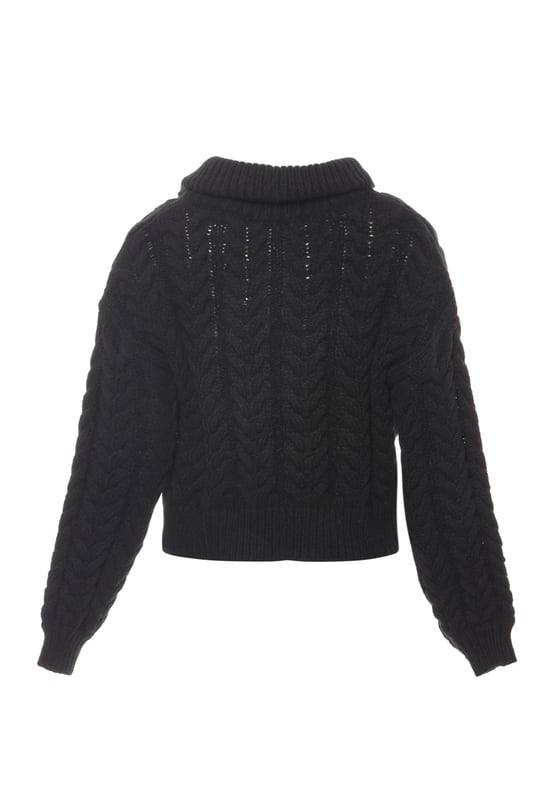 Die Zopfstrick-Jacke von myMo überzeugt mit einem 2-Wege-Reißverschluss und einem Kragen, der sowohl als Klapp- als auch als Stehkragen getragen werden kann. Das weiche Garn schließt mit Rippstrickbündchen ab.  Pullover