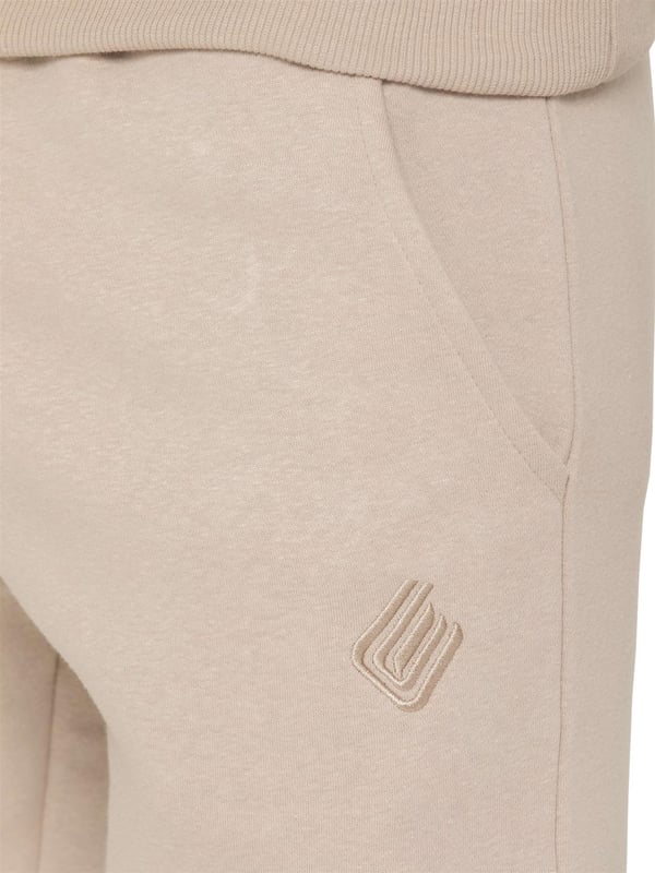 Upgrade your casual wardrobe with these Men's Slim Fit Joggers from Only. Designed for both comfort and style, they feature an elasticated waist with a drawstring for a customizable fit. The Enzo logo is elegantly embroidered on the leg, adding a touch of refinement. With a practical 2-pocket design and fleece lining, these joggers combine functionality with warmth, making them perfect for everyday wear.