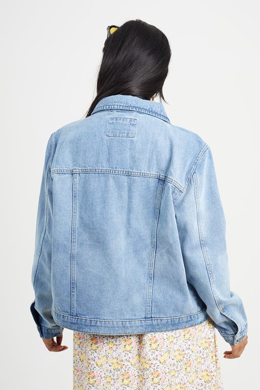 Embrace western chic with this Brave Soul denim jacket. Crafted in 100% cotton, it features two chest pockets, button fastenings, and contrast colour topstitching for an authentic look. The regular fit ensures both style and comfort. Elevate your casual style with this timeless piece.