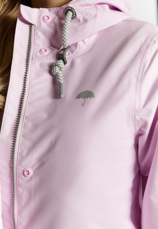Of je nu te voet of op de fiets bent, met deze regenjas van Schmuddelwedda blijf je over de hele lengte droog. Hiervoor zorgt een fluweelzacht, gerecycled polyestermateriaal dat de binnenkant droog houdt dankzij de coating en gesealde naden. De verstelbare capuchon, een hoge opstaande kraag, de verborgen ritssluiting en een taillekoord zijn eersteklas bondgenoten. De spleten met drukknopen aan de zijkanten zorgen voor de nodige beenruimte.  Mackintosh