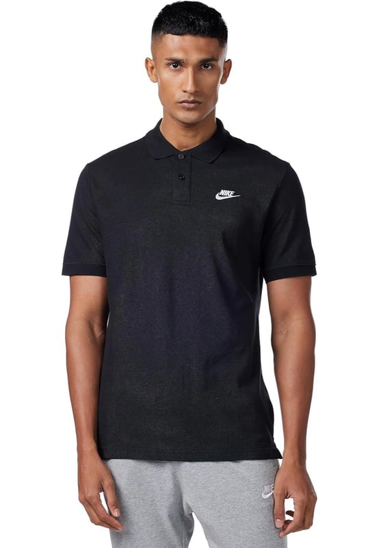 Nike Sportswear Club polotröja för herrar i svart Nike Sportswear Polo förhöjer en tidlös stil med raffinerade detaljer. Nike-logotypen är broderad på vänster bröst. Den är tillverkad av ultramjuk och bekväm bomull och har en uppvikt krage med 2 knappar för en klassisk look med en modern kant. Ribbade muddar på ärmarna ger en säker passform. Ventilationsöppningar i sidorna ger god rörelsefrihet. Importerad.