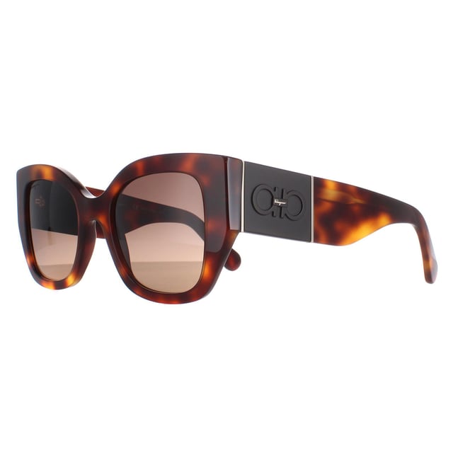Salvatore Ferragamo SF1045S 238 klassieke tortoise bruine zonnebril met kleurverloop is een modieus vierkant montuur gemaakt van lichtgewicht acetaat. Het iconische Salvatore Ferragamo-logo is subtiel gegraveerd op de poten en laat de kenmerkende touch van het merk zien.