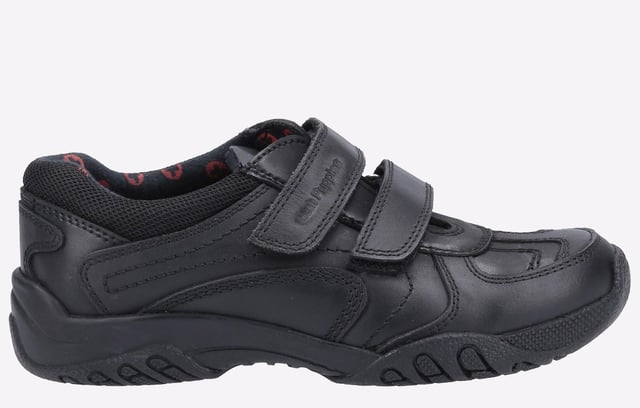 Classic jongens terug naar school schoen van Hush Puppies - Jezza 2 heeft een leren bovenwerk en een dubbele klittenbandsluiting voor gemakkelijke en verstelbare pasvorm. Het beschikt over een gevoerde kraag en een memory foam inlegzool voor de hele dag comfort.
Leren Bovenwerk
Memory Foam Inlegzool
Micro-Fresh Voering
Ongeveer 25mm Hakhoogte