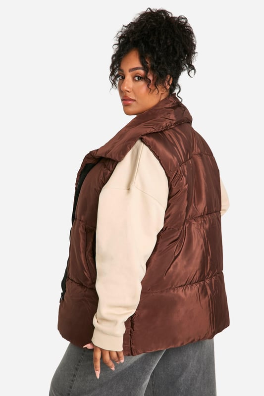 Add the finishing touch to your outfit with this outerwear piece from our women's plus size coats range. A wardrobe staple that's perfect for layering, this style provides added warmth and adds an extra something to your fit. Made with added fabric for the perfect fit, this piece is a whole vibe - just throw on over your fave outfit and you're sorted. Whether you choose a plus size denim jacket or keep things cosy in winter with a plus size teddy coat we've got the hottest coats for curvy girls that are always on-trend. Style: GiletFabric: NylonLength: LonglineNeckline: CollaredSleeve Length: Sleeveless