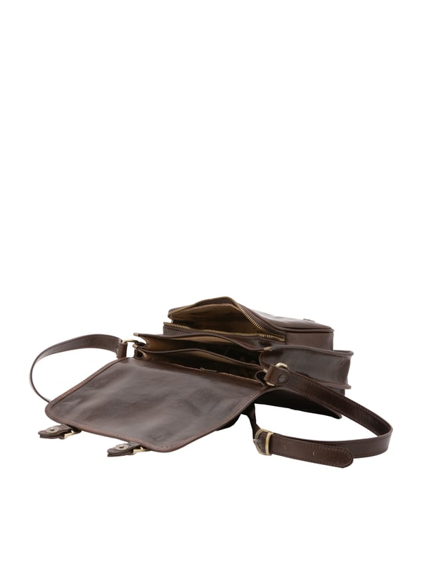 Bolso bandolera para mujer. El cierre es con imán. Los bolsillos internos son uno con cremallera y otro abierto. Los bolsillos externos son uno frontal con cremallera y otro trasero con cremallera. La bandolera es ajustable en piel. Falta el mango. Hay dos compartimentos internos. El material exterior es auténtica piel de vacuno. Internamente está forrado en algodón. Medidas: 27,5x22x12 cm. Hecho en Italia