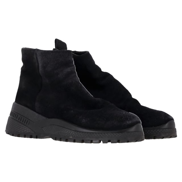 VINTAGE, UVP WIE NEU  
Umarmen Sie mühelose Eleganz mit den Miu Miu Ankle Boots mit Reißverschluss aus luxuriösem schwarzem Wildleder. Diese schicken Stiefel kombinieren Raffinesse mit einem modernen Touch und bieten ein schlankes, elegantes Design, das problemlos vom Tag zur Nacht übergeht. Das weiche Wildledermaterial bietet eine feine Textur, während die kräftigen Reißverschlussdetails in Silber einen Hauch von modernem Charme verleihen.

Miu Miu Ankle Boots mit Reißverschluss aus schwarzem Wildleder

Zustand: Sehr gut  
Gebrauchsspuren: Leichte Abnutzungen, leicht getragen, aber sehr gut gepflegt. Kleine Markierung an den Sohlen & Falten, leichte Kratzer an den Sohlen und Fersen.  
Verpackung: Staubbeutel  
Farbe: Schwarz  
Material: Wildleder | Wildleder  
Größe: IT | 35/UK2/US5  
Maße: Absatzhöhe: 60; Innensohlenlänge: 280  
SKU: TONPUGBSH444356W  