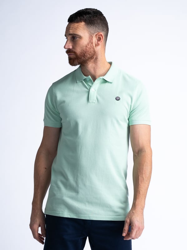 Unifarbenes Poloshirt mit offenem Kragen und Knopfleiste. Das Poloshirt ist mit einem im Brustbereich applizierten, dezenten Logo-Emblem ausgeführt. Hergestellt aus 100 % Baumwolle. Du schwankst zwischen zwei Größen? Nimm die größere Größe! Unifarbenes, klassisches PoloshirtOffener KragenKnopfverschlussDezentes Logo-Emblem100 % Baumwolle
