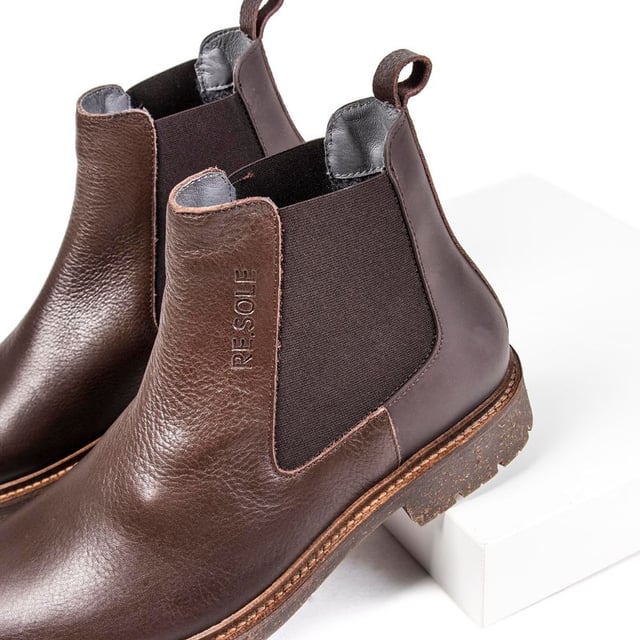 Disfruta de la moda con conciencia con la marca de calzado sostenible RE.SOLE. Esta bota Chelsea con punta lisa para hombre de la recién lanzada empresa de calzado sostenible es exclusiva de Soletrader y está cuidadosamente terminada con sutiles detalles de la marca. El cuero utilizado en este modelo sin cordones proviene del Leather Working Group y la suela está hecha en un 80 % de caucho reciclado. Además, el forro es 90% poliéster reciclado y la suela exterior es de cuero aglomerado reciclado. RE.SOLE es la marca sostenible del futuro.
