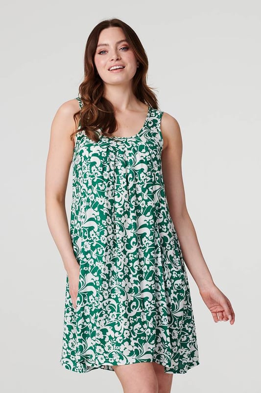 You can never go wrong with a stylish swing dress for summer. This one even has hidden pockets! It has a relaxed swing fit, a round neck, strap sleeves and a knee-length hem. Pair with sandals and a sunhat and you're instantly holiday-ready .
