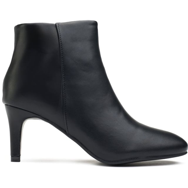 Camina por la pasarela y sé el centro de atención con el tacón Dina de Solesister, el epítome de la sofisticación elegante. Estos deslumbrantes botines negros bajos presentan un diseño atemporal de punta redonda con elegantes tacones que prometen elevar tu estilo y estatura. Fabricados con materiales de primera calidad con apariencia de cuero, tanto la parte superior como la suela están diseñadas para brindar durabilidad y comodidad. Perfectos para una salida nocturna o un día en la oficina, ¡el tacón Dina agrega un toque de glamour a cualquier atuendo!