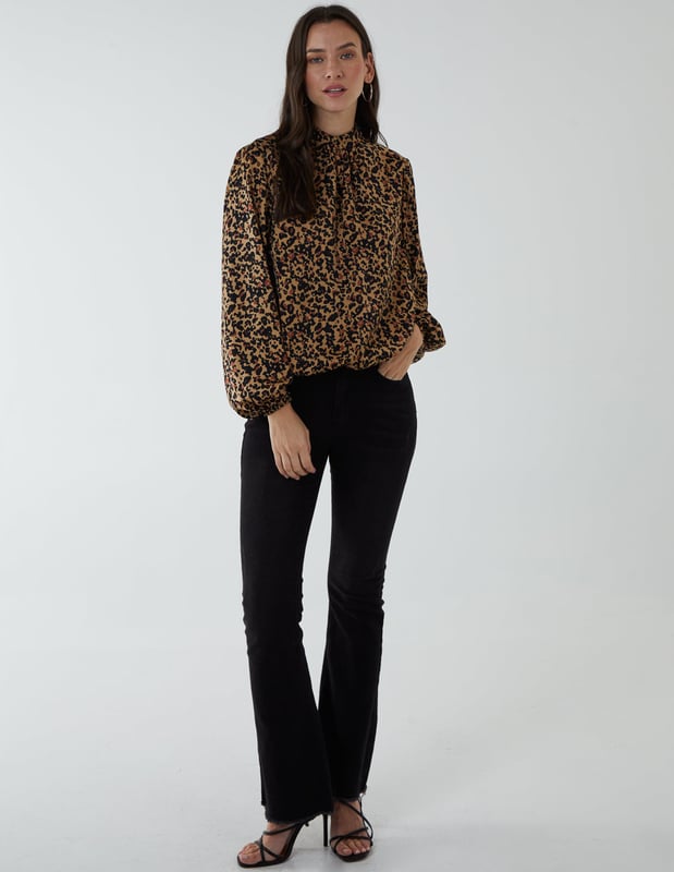 A truly classy blouson top, with puff long sleeves and a high neck to keep things simple yet professional. A perfect top to wear at your workplace, style with black trousers and high heel shoes.