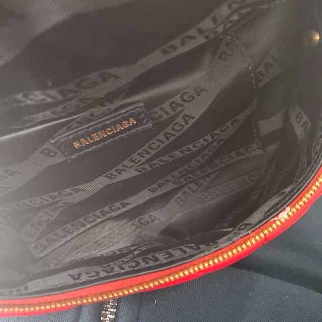 VINTAGE, RRP SOM NY

Balenciaga Quilted XXS Souvenir Charms Belt Bag i röd läder är den ultimata statement-accessoaren för den modeintresserade individen. Försedd med en gyllene BALENCIAGA-logotyp på locket och en praktisk bakficka med dragkedja, är denna väska lika funktionell som stilren. Den justerbara läderkedjan gör att du kan bära den som en midjeväska eller en axelväska, och det mjuka tyginteriören med en ficka håller dina nödvändigheter organiserade med lätthet.

med dammpåse

Balenciaga Quilted XXS Souvenir Charms Belt Bag i röd läder
Skick: Utmärkt
Tecken på användning: Ingen detaljhandelsetikett, Inga synliga tecken på slitage,
Förpackning: Dammpåse
Färg: Röd |
Material: Läder | kalvskinn
Storlek: One Size | One Size
Mått: Bredd: 100; Höjd: 140; Längd: 220; Handtagets fall: 0; Remmens längd: 800
SKU: NAPPUGBBA444260W
