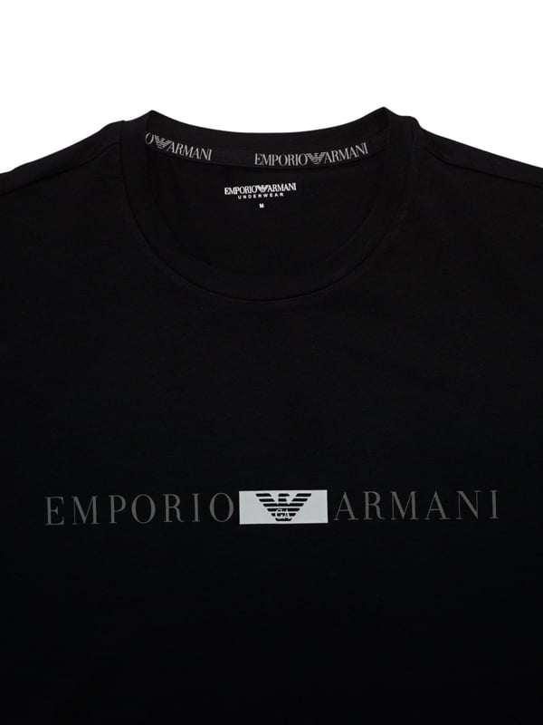 Dieses einfarbige Langarmshirt von Emporio Armani für Herren besticht durch seinen klassischen Rundhalsausschnitt. Die elastische Stoffqualität sorgt für optimalen Tragekomfort und Bewegungsfreiheit. Ein dezenter Label-Print auf der Brust verleiht dem Shirt eine elegante Note. Der figurbetonte Schnitt bietet eine moderne und stilvolle Passform. Perfekt für den Alltag oder sportliche Aktivitäten. Überzeugen Sie sich selbst von der erstklassigen Qualität und dem zeitlosen Design.
