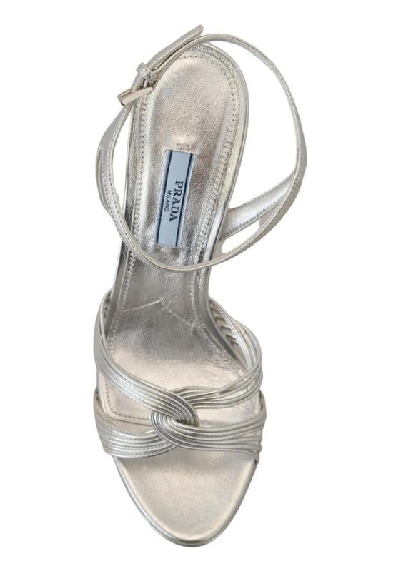 Tacones De Aguja Con Correa De Tobillo De Cuero Marca: PRADA.
Modelo: Sandalias de tacon de aguja.
Color: Plateado.
Material: 100% cuero.
Suela inferior de cuero.
Detalles del logotipo.
Fabricado en Italia.
Exclusiva y alta artesania.