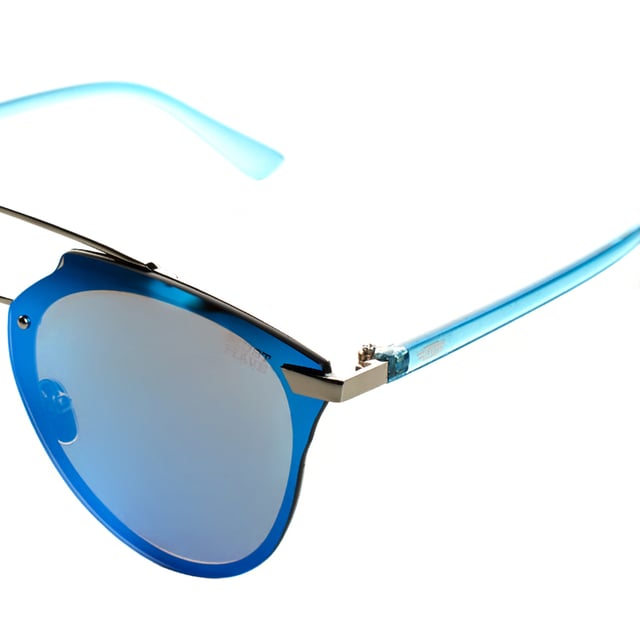 Must Have unisex sunglasses with a cat eye design and metal frame, perfect for an elegant and sophisticated style.

 UV 400 polarized lenses block 100% of UVA and UVB rays, reducing glare and providing clearer, more comfortable vision.

 The design includes the brand's logo engraved on the temples and discreetly on one of the lenses, highlighting its authenticity and distinctive character.

 They include a soft cleaning cloth to keep your lenses spotless and a protective case to store them safely.

 Perfect for complementing any look, these glasses are ideal for those looking for protection and style in one piece.
 Measures: Lens height: 53 mm, Lens width: 58 mm, Bridge: 15 mm, Temples: 142 mm
 Composition: Metal, Polycarbonate
 Care:
- Wash only with water or, if necessary, a mild soap.
 - Dry with a soft cloth to avoid scratches.
 - Avoid contact with harsh surfaces or abrasive liquids.