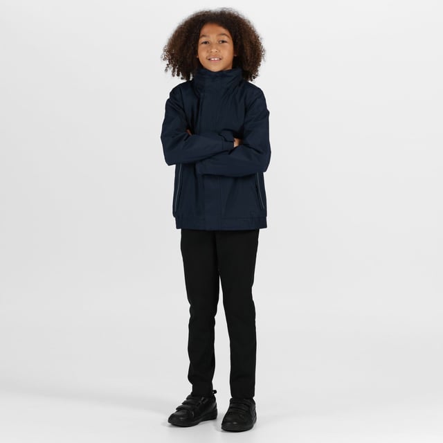100% Hydrafort-Polyester. Winddicht. Verschweißte Nähte. Nietenbesetzte Sturmklappe mit Klettverschluss. Polyamid-gefütterte Ärmel mit Thermoguard-Isolierung. Elastische Manschetten. 2 untere Reißverschlusstaschen. Reflektierende Sicherheitspaspeln an den unteren Taschen und den Rückennähten. Innentasche. Verdeckte Kapuze. Mit Fleece gefütterter Kragen. Gedrucktes Namensetikett. Verdeckter Reißverschluss im Futter für den Zugang zu Stickereien. Auch in Herrengrößen erhältlich, Code TRW297. Gewicht: 250g/mï¿½ Serie Anti-Pill Symmetry Fleece. Material: Hydrafort-Polyester. Regatta Kindergrößen (Brustumfang ca.): 2 Jahre (53-55cm), 3-4 Jahre (55-57cm), 5-6 Jahre (59-61cm), 7-8 Jahre (63-67cm), 9-10 Jahre (69-73cm), 11-12 Jahre (75-79cm), 32 (79-83cm), 34 (83-85cm).