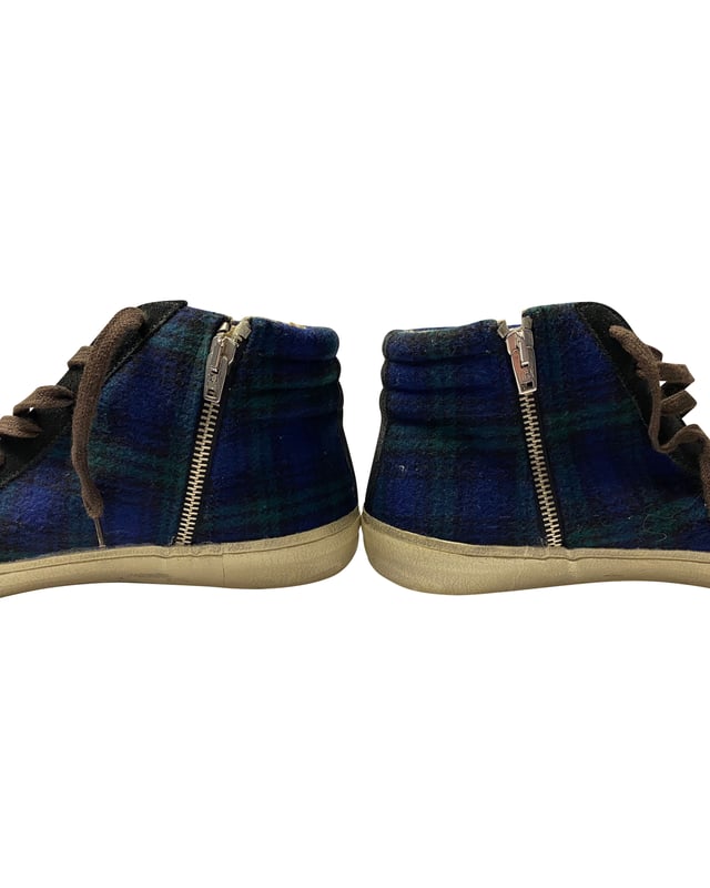 VINTAGE, UVP WIE NEU  
Diese Slide Sneakers von Golden Goose bestehen aus Wildleder und Leder. Sie verfügen über einen Tartanmuster, eine Schnürung vorne mit seitlichem Reißverschluss, eine metallische Lederstern-Applikation, ein seitliches geprägtes Logo in goldfarbener Ausführung und eine stark abgenutzte, zerkratzte und markierte Sohle.  

Golden Goose Slide Tartan High Top Sneakers aus blauem Wildleder  
Zustand: Sehr gut  
Farbe: Blau  
Material: Wildleder  
Größe: 42  
Hinweis auf Gebrauchsspuren: Ja  
SKU: 94455