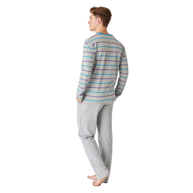 Eleva tu confort nocturno con nuestra pijama de algodón para caballero, diseñada para brindarte una experiencia de descanso inigualable.

La camiseta cuenta con mangas largas que ofrecen calidez y comodidad, ideales para las noches frescas, y un cierre medio con botones que facilita el vestir y añade un toque de sofisticación.

El pantalón incluye prácticos bolsillos laterales, perfectos para llevar pequeños objetos, y una cintura elástica regulable con cordón que asegura un ajuste personalizado y cómodo.

Confeccionada en suave algodón, esta pijama combina funcionalidad y estilo, convirtiéndola en la opción perfecta para tus momentos de relax en casa. 

Disfruta de una noche de descanso reparador y despierta renovado cada mañana. ¡Haz de tu rutina nocturna un verdadero placer!
 Composición: Camiseta: 90% Algodón, 10% Viscosa; Pantalón: 90% Algodón, 10% Viscosa
 Cuidados:
- Lavar en máquina máx 30ºC.
- Centrifugado corto.
- No usar secadora.
- Planchar máx 110ºC.
