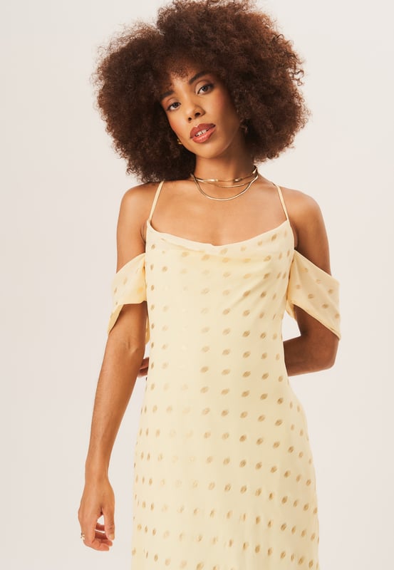 La elegancia se une a la comodidad con nuestro vestido largo metalizado con mangas caídas y cuello vuelto. El rico color negro, el diseño de cuello vuelto y las mangas caídas brindan el equilibrio perfecto entre moda y comodidad. Siéntete segura y elegante en cualquier evento con este vestido imprescindible.
