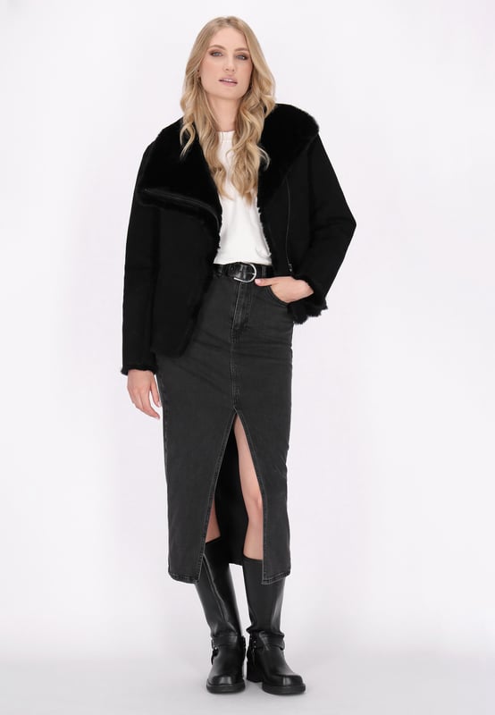 Ontdek het perfecte jack van schapenvacht dat stijl en warmte combineert. Dit item van geitenleer heeft een reverskraag, lange mouwen en een diagonale ritssluiting voor gemakkelijk dragen. Het casual maar veelzijdige ontwerp heeft zakken en zichtbare naden, waardoor hij perfect is voor koude dagen. Comfortabele zakken op de heuplijn. Voel je comfortabel en zie er elegant uit in deze bovenkleding.  Jas