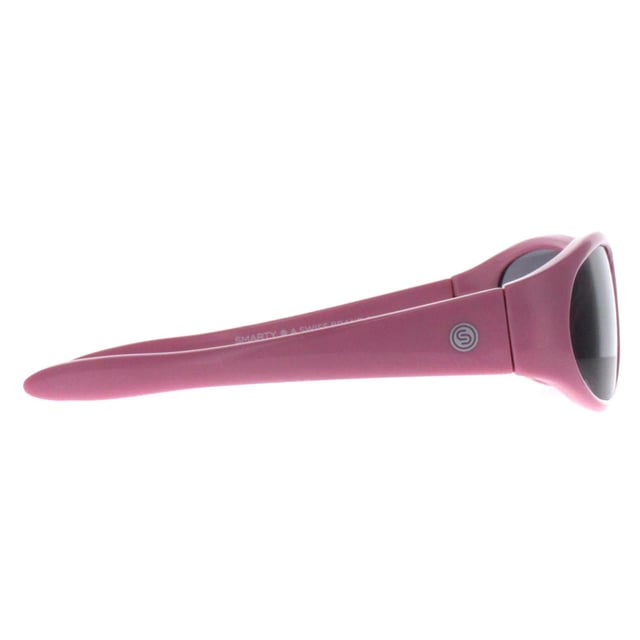 Smarty X2136 B baby roze grijze zonnebril Houd je baby stijlvol beschermd met SMARTY Designer Zonnebril model X2136B, perfect voor baby's tot 3-jarigen. Deze wikkelvormige zonnebril heeft een speels roze montuur met duurzame kunststof armen en grijze lenzen, en biedt superieure UV-bescherming en een leuke, moderne look. Het model X2136B combineert een trendy ontwerp met babyvriendelijk comfort en duurzaamheid, zodat je kleintje veilig en chic blijft tijdens zonnige avonturen. Deze designer zonnebril is verkrijgbaar met een onverslaanbare korting op de normale verkoopprijs en biedt uitzonderlijke kwaliteit en waarde. Geef je baby de perfecte mix van bescherming en stijl met een SMARTY zonnebril.